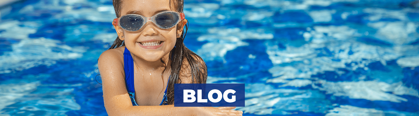 Estudiante con gafas de agua y la piscina de fondo