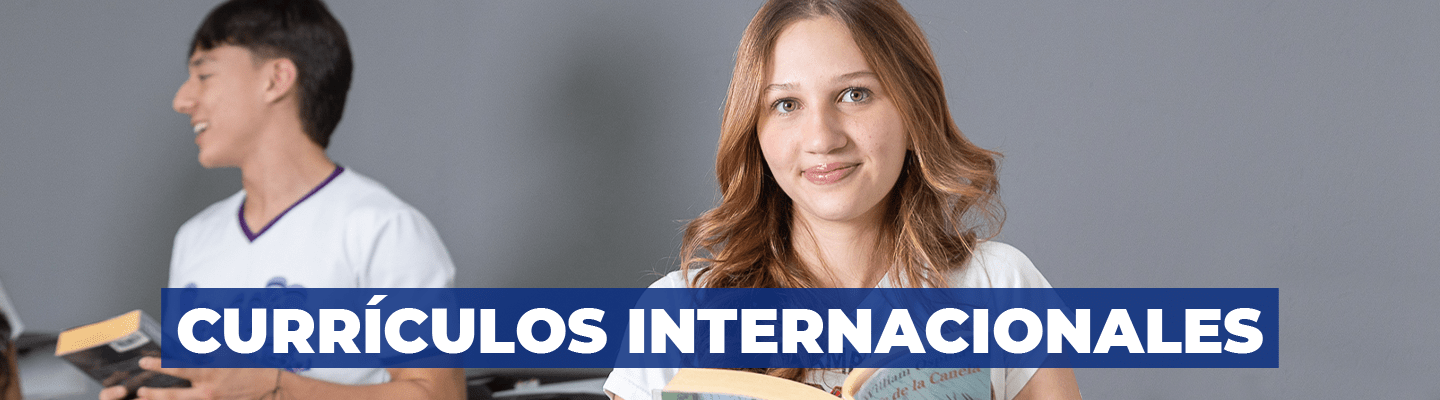 Banner de currículos internacionales con estudiante de PreU Campus en primer plano abierto