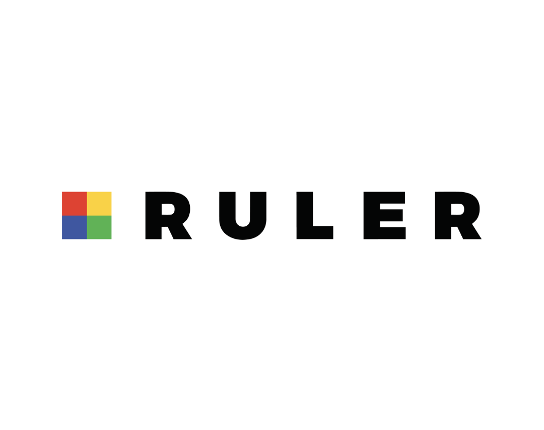 Logo de RULER con tipografía negra y un logo cuadrado de colores a la izquierda