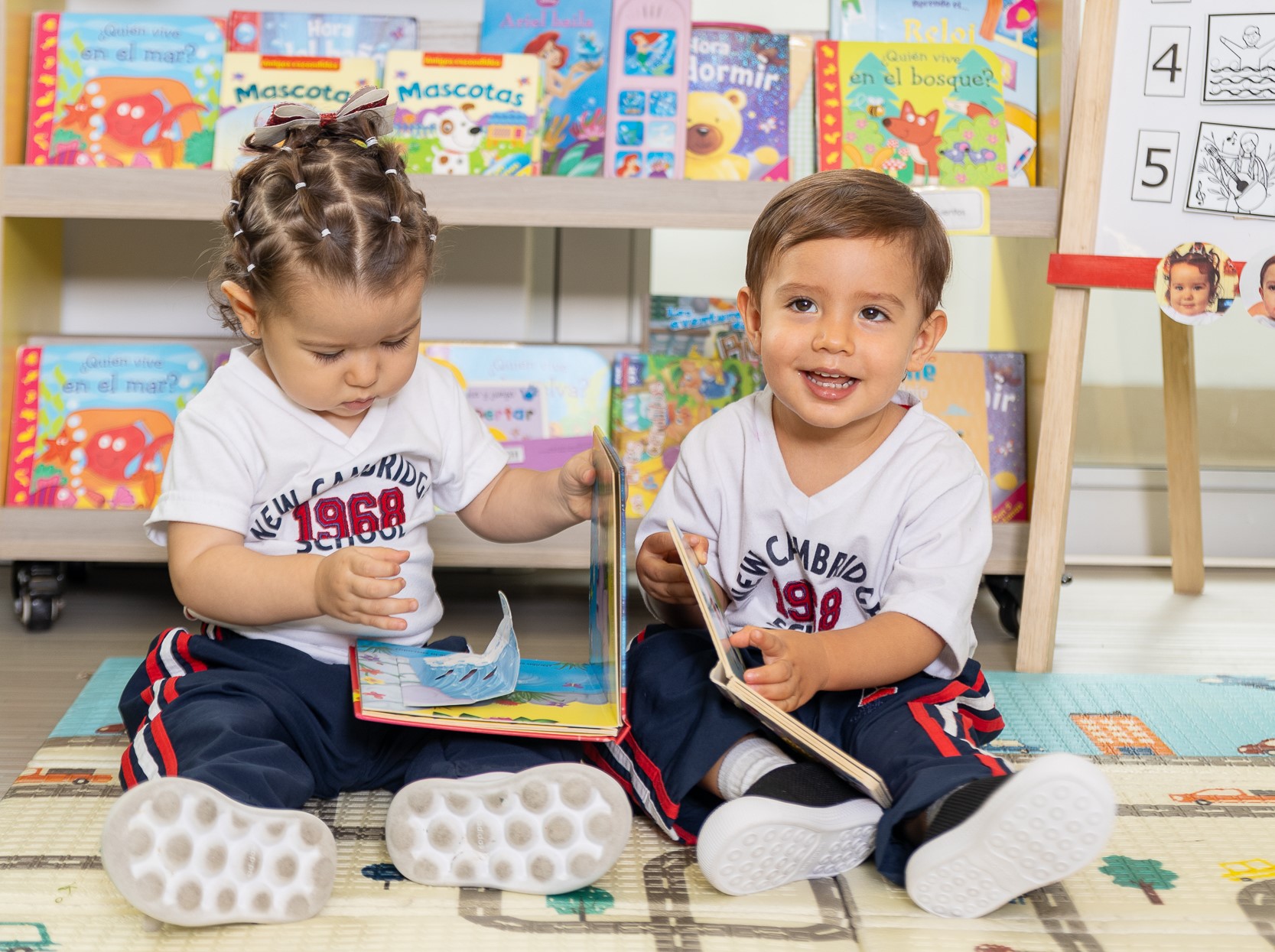 Estudiantes de Early Years Cabecera en su salón, en el área de lectura