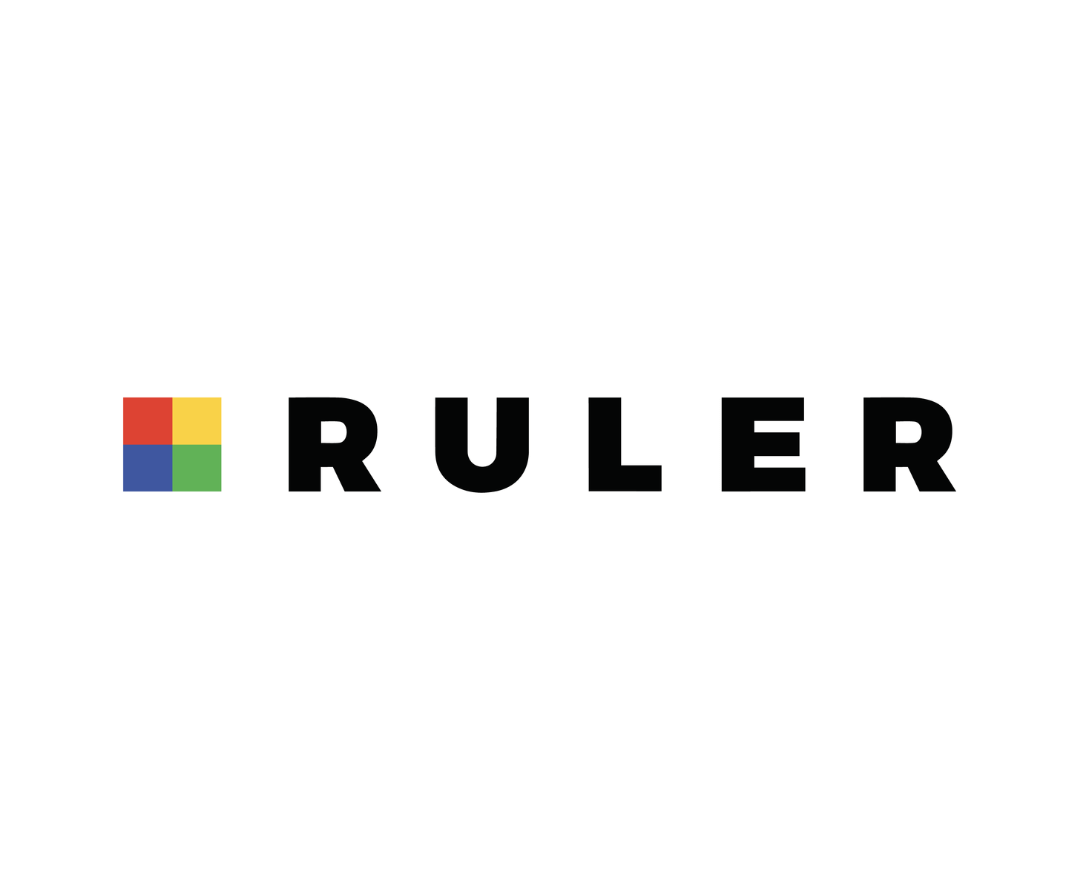 Logo de RULER en horizontal, tipografía negra y cuadrado en el lado izquierdo, en colores rojo, amarillo, azul y verde