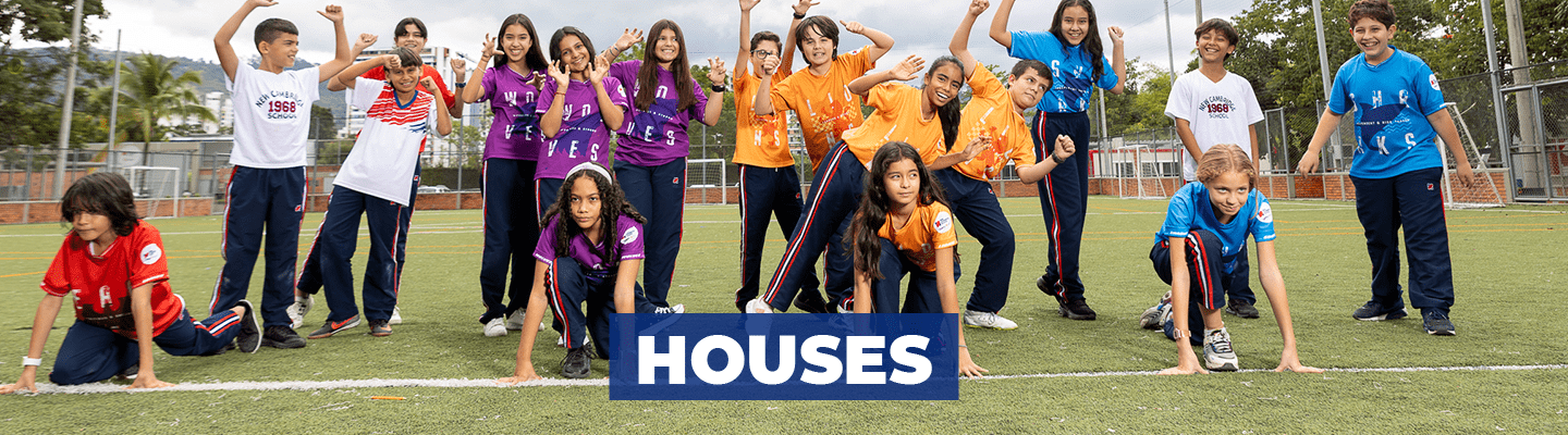 Estudiantes en diferentes poses, con las camisetas de las cuatro houses del colegio