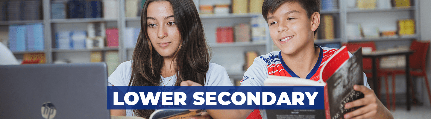 Banner de Lower Secondary con dos estudiantes en la biblioteca