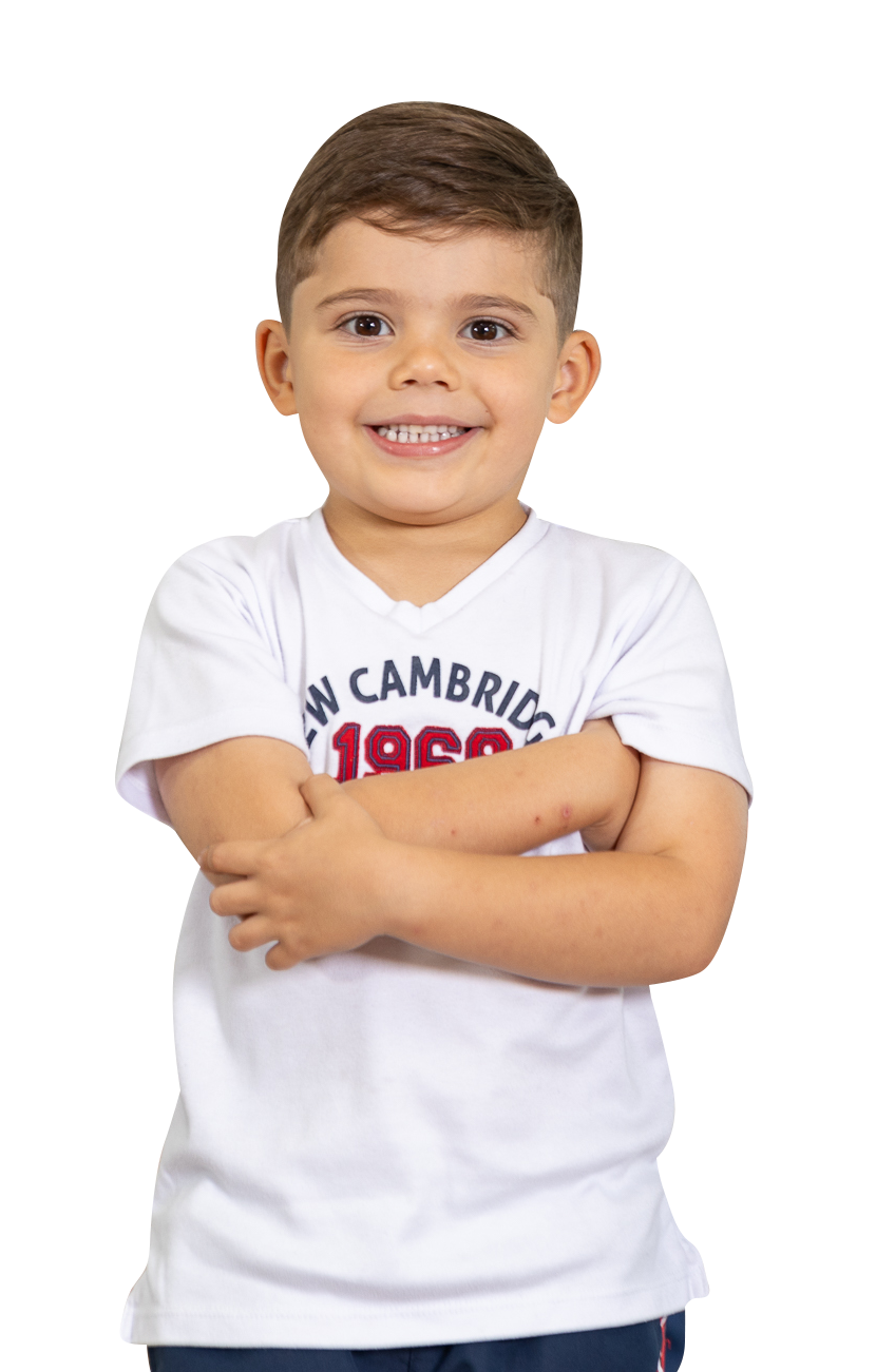 Estudiante de brazos cruzados, luce la camiseta institucional de 1968