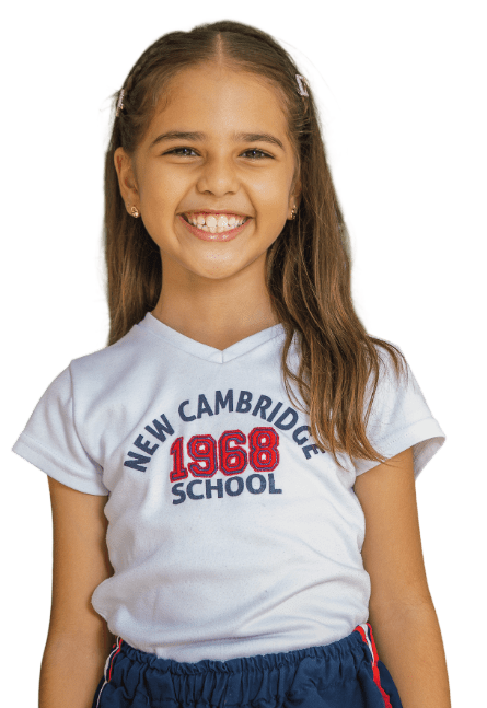 Estudiante con la camiseta institucional de 1968. Muestra una sonrisa mientras sonríe a la cámara