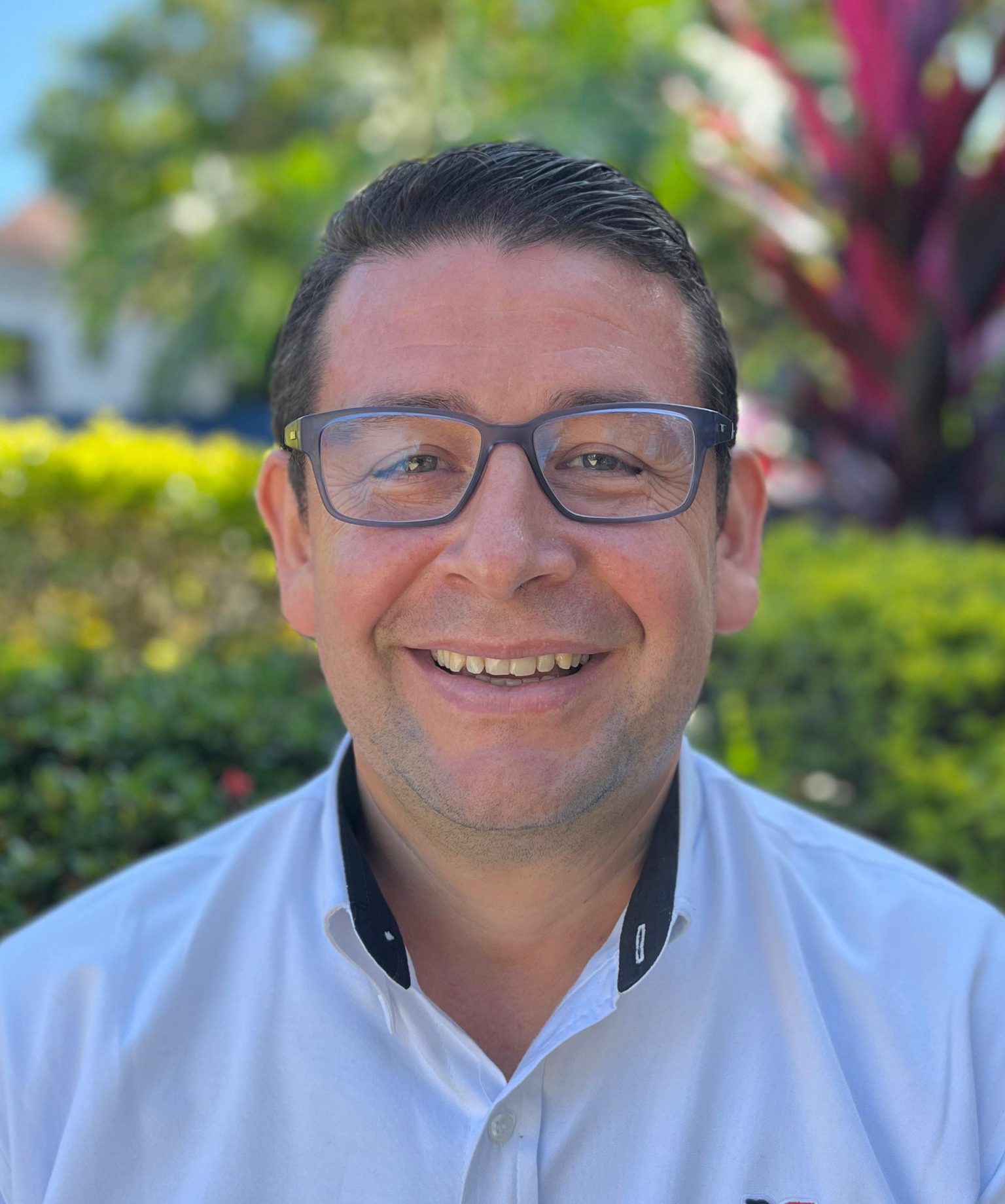Director de Servicios Complementarios, en primer plano, con camisa blanca