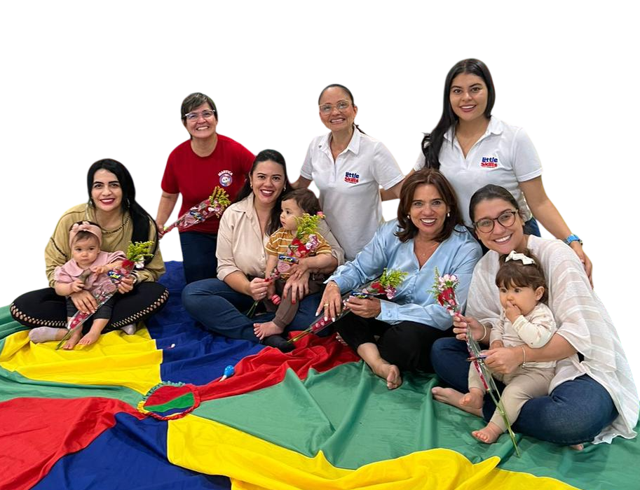 Grupo de mamás y bebés de Little Skills, sobre el parachute de colores, junto a grupo de docentes expertas