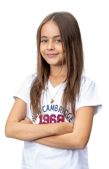 Estudiante de Primary School en plano medio, con sus brazos cruzados, sonriendo y mirando a la cámara.