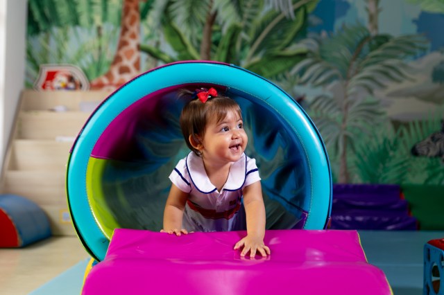 Estudiante saliendo de un túnel infantil, en el salón de Koalas y K1 de Early Years Cañaveral