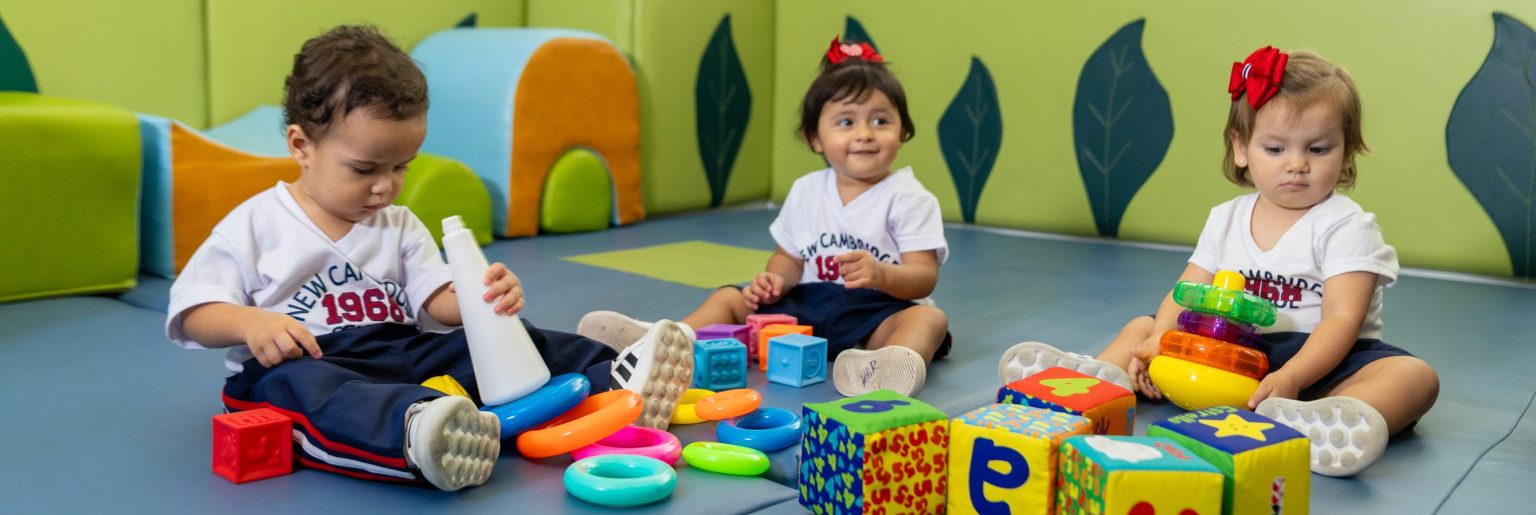 Estudiantes de Cabecera site en el salón de Koalas, jugando con algunos elementos en la colchoneta
