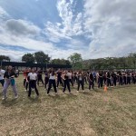 Estudiantes y docentes en la cancha principal de PreU Campus