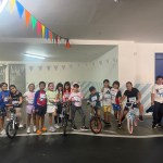 Estudiantes de Cabecera site en el circuito de ciclismo.