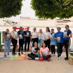 Docentes de Early Years Cañaveral con el lazo de saltar como obsequio