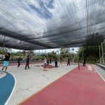 Estudiantes de PreU Campus en la cancha de básquetbol, disfrutando de un partido de voleibol