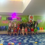 Estudiantes y docente de Little Cambridge Cabecera en la piscina de la sede