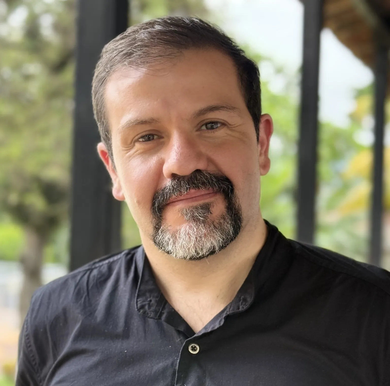 Primer plano de Paulo López Orellana, Director de Upper Secondary
